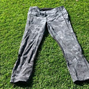 lululemon athletica Black and White Leggings cropped size 6